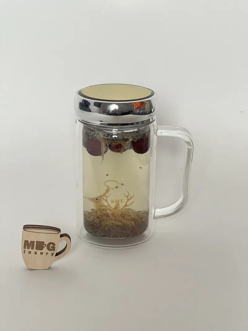 ماگ پیرکس دمنوش دوجداره دسته دار صافی دار درب آینه ای استیل — تصویر ۶