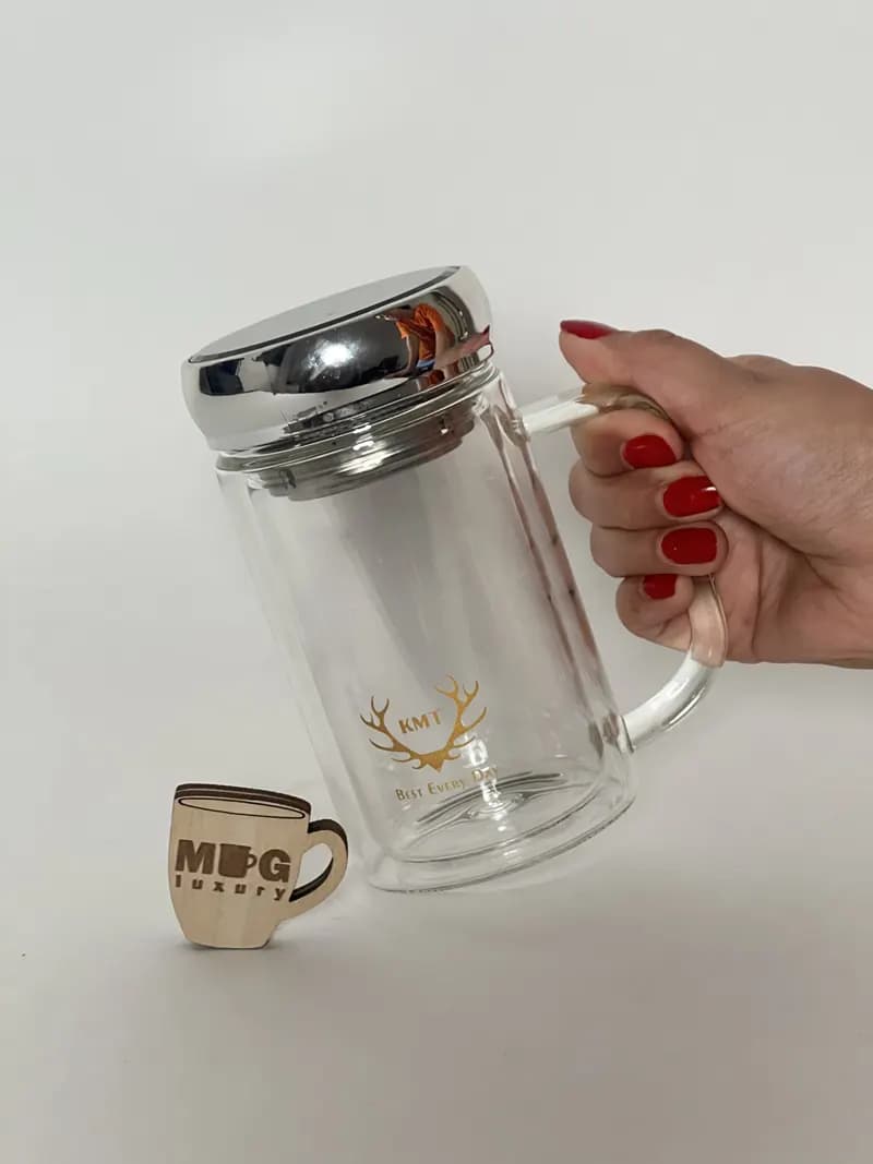ماگ پیرکس دمنوش دوجداره دسته دار صافی دار درب آینه ای استیل — تصویر ۴