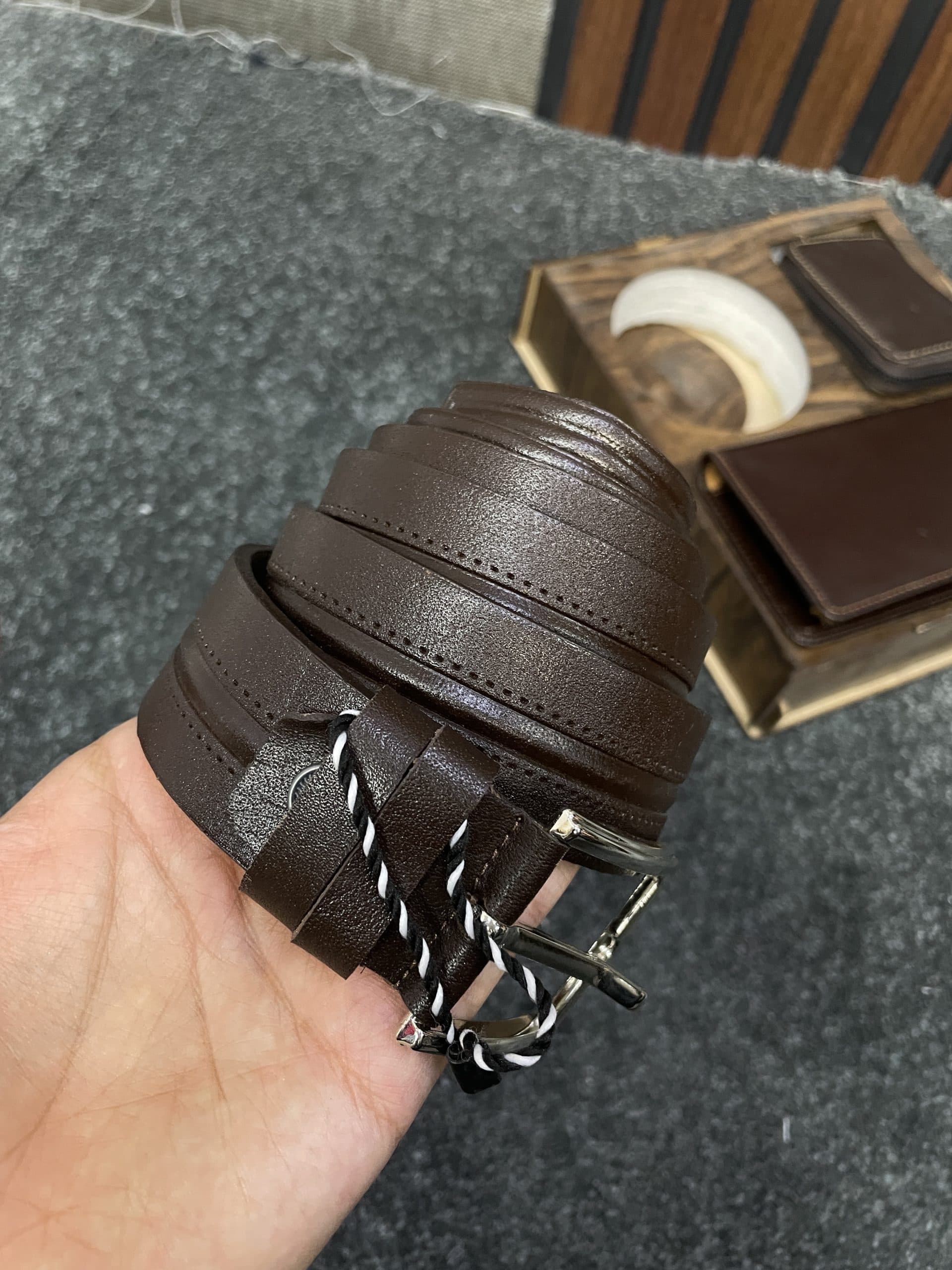 ست کیف و کمر بند چرم قهوه ای — تصویر ۳