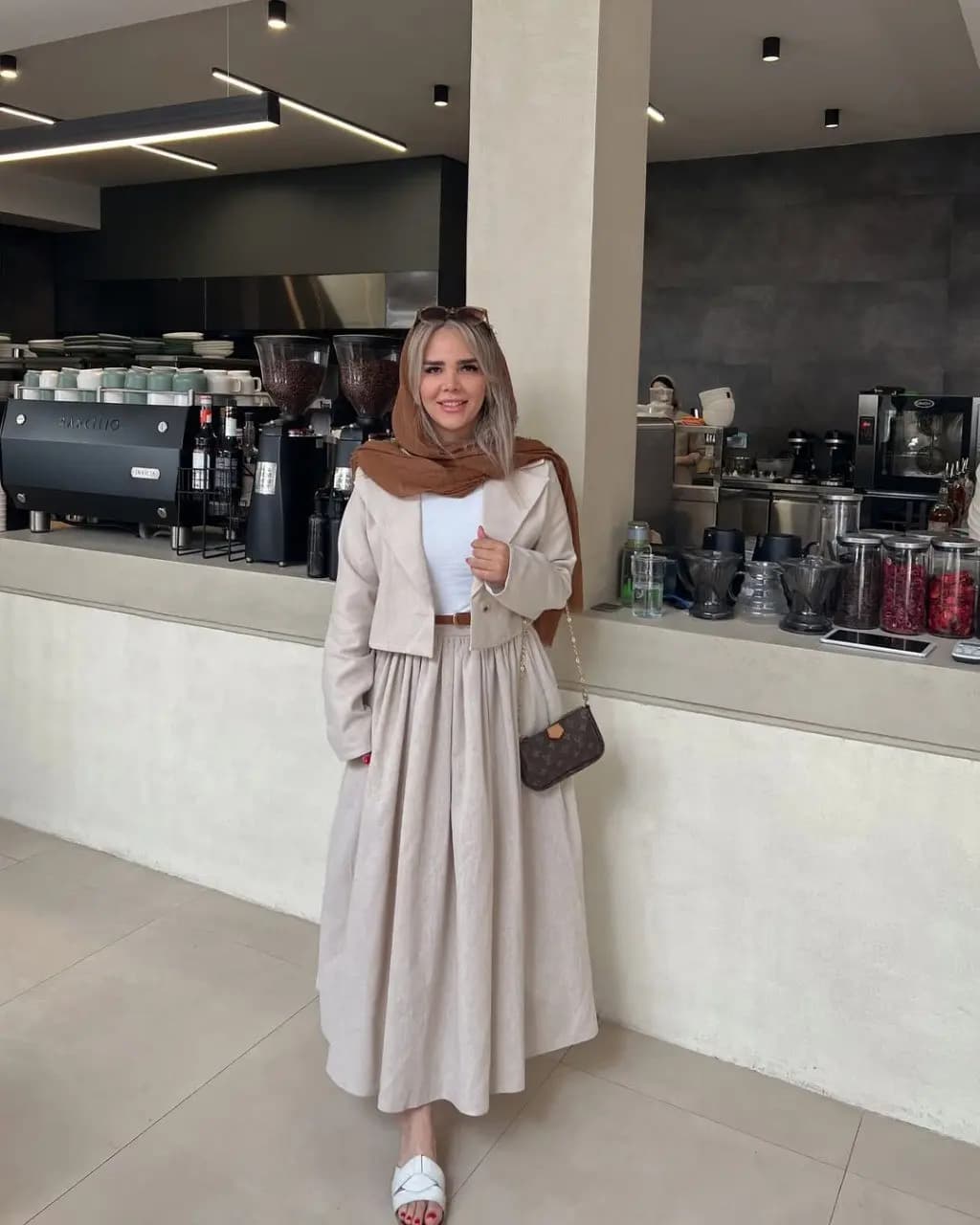 کت و دامن نیلای — تصویر ۳