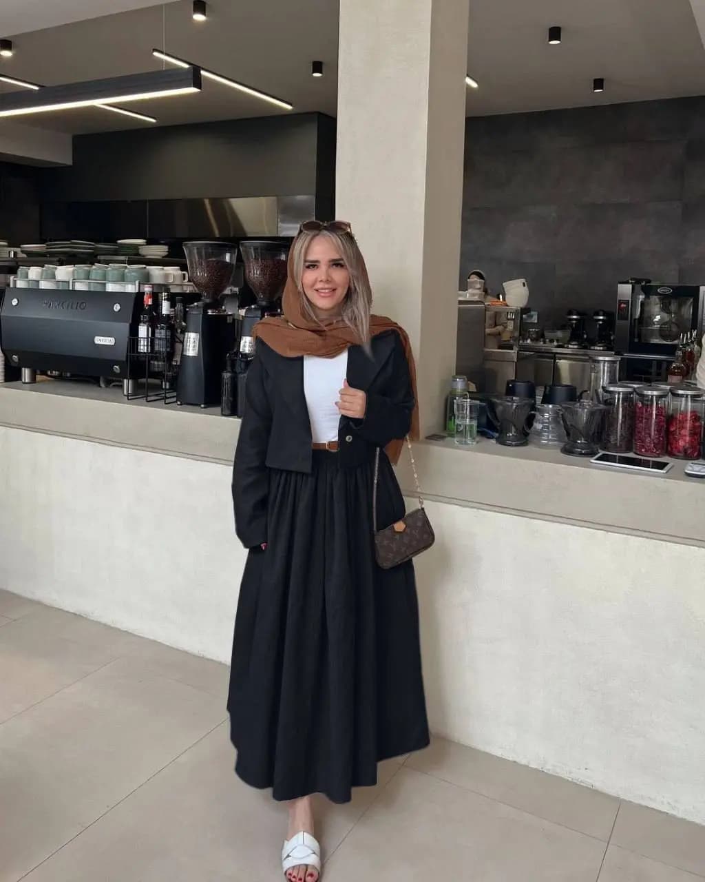 کت و دامن نیلای — تصویر ۴