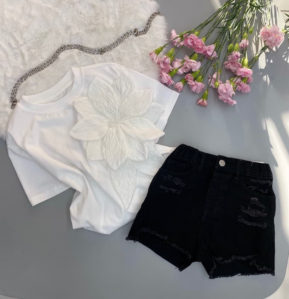 تیشرت گل بزرگ سفید