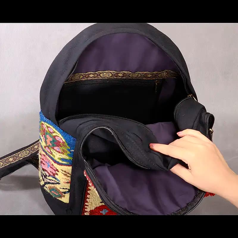 کوله پشتی سنتی مدل ژینا | گلیم دستبافت بت نقوش اصیل کردستان — تصویر ۴