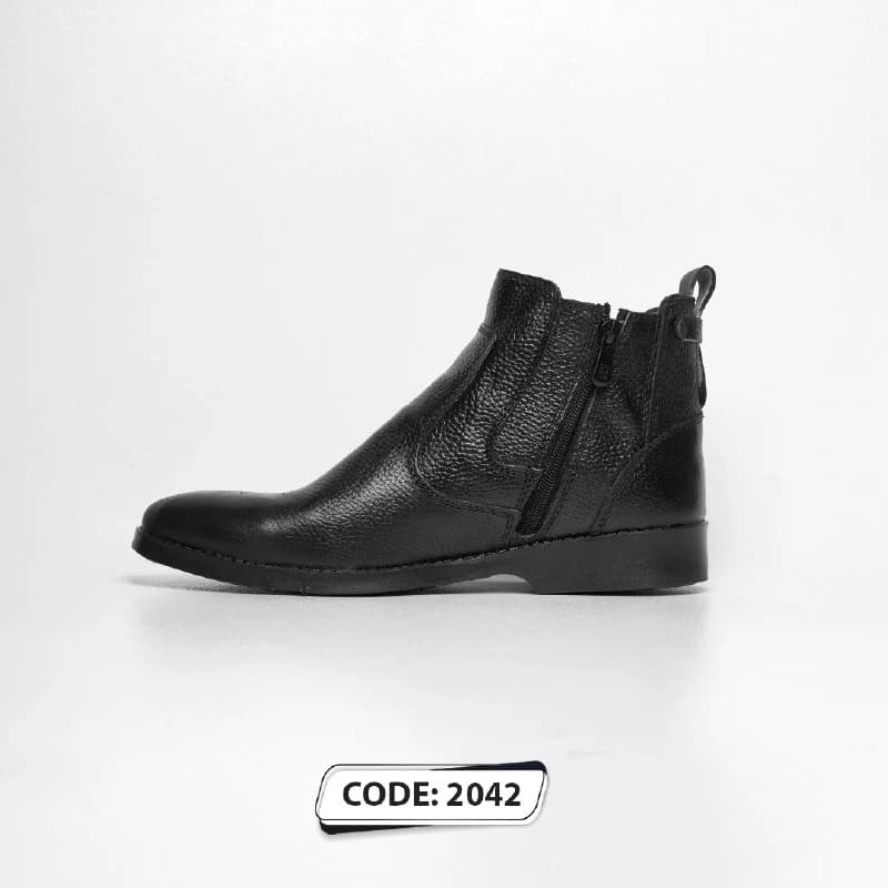 نیم بوت بدون بند تمام مشکی مارک فلزی ( کد 2042 ) — تصویر ۲