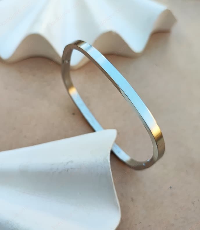 بنگل مربعی کارتیر زنانه رنگ 100% ثابت تضمینی