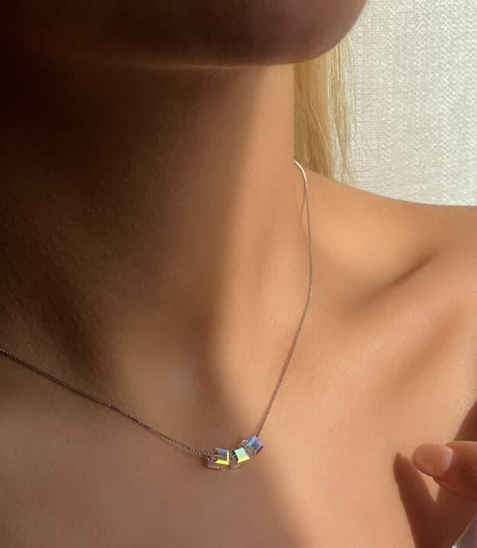 گردنبند نقره جدید برند swarovski طرح سه مکعب اوپال