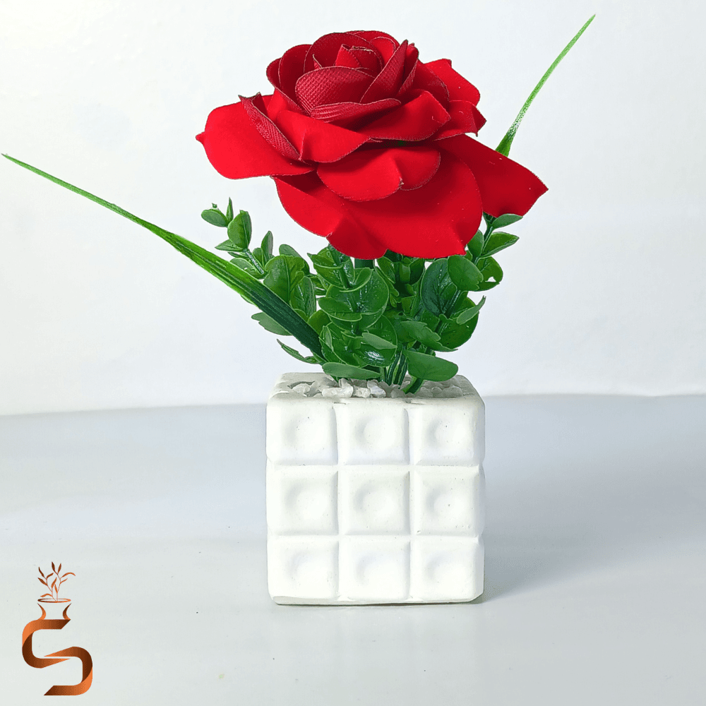 گل رز قرمز دکوری در گلدان سفید