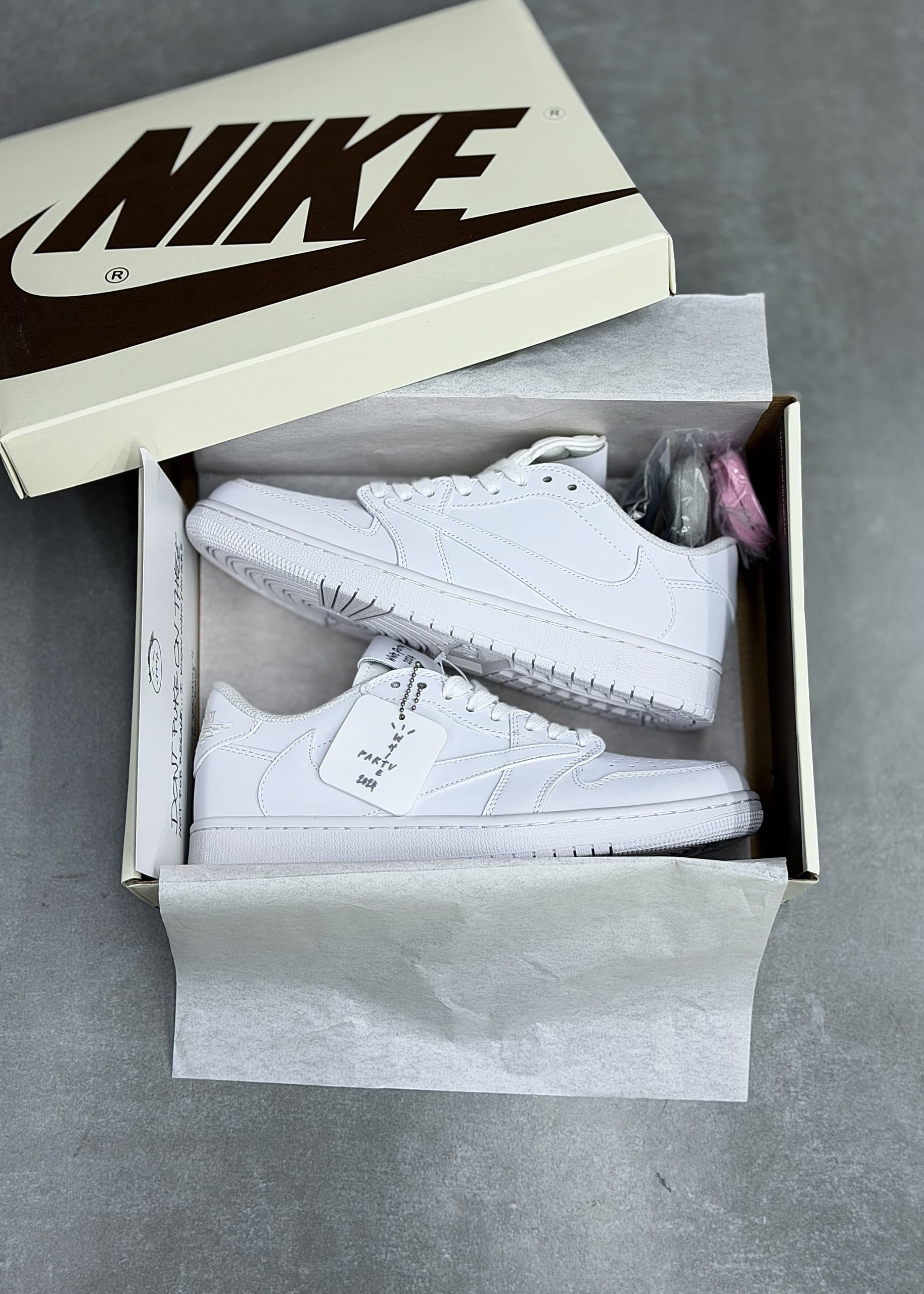 تراويس اسکات وایت پارتی | NIKE TRAVIS SCOTT WHITE PARTY — تصویر ۳