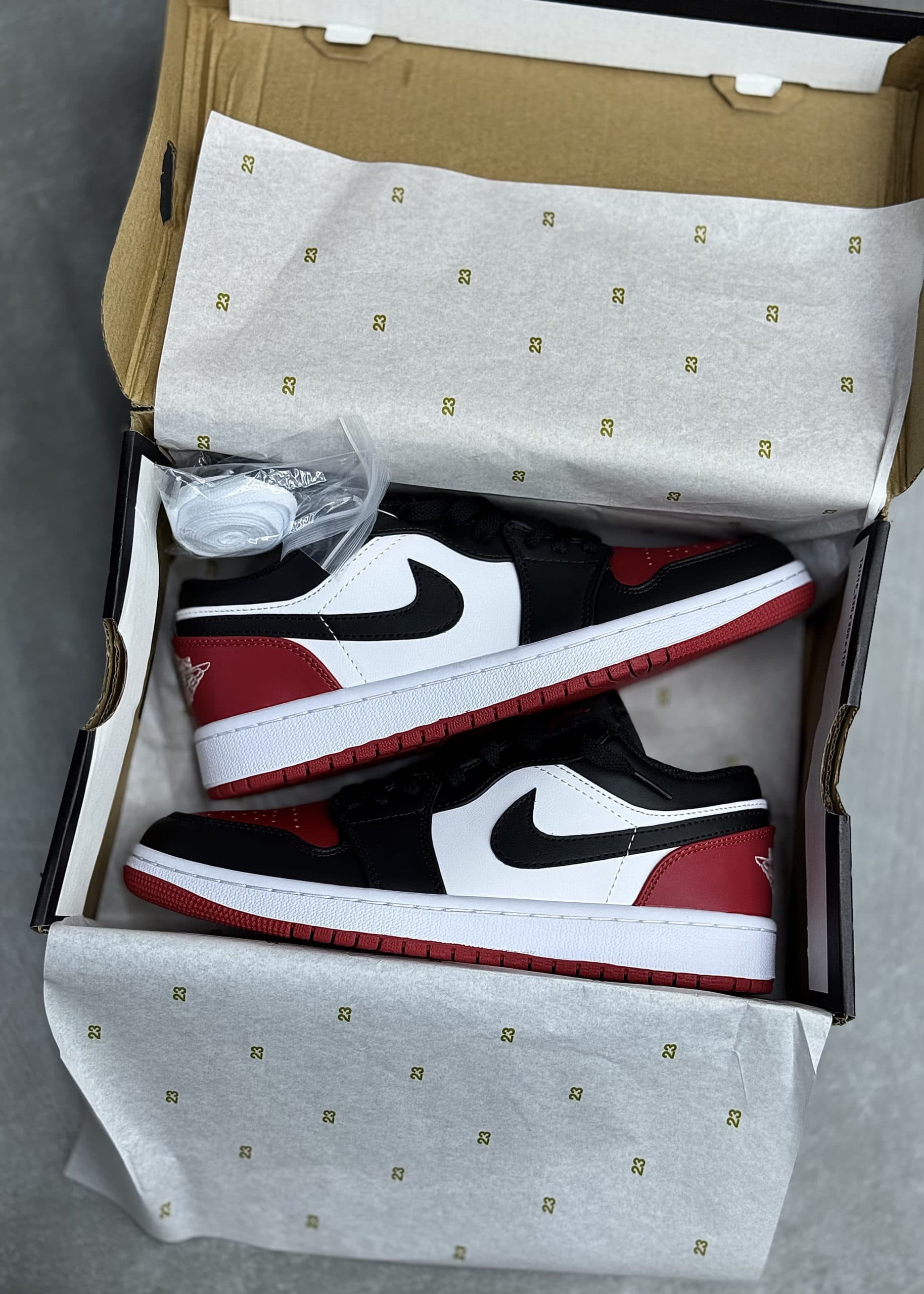 نایک جردن وان مشکی قرمز | Jordan 1 Low BRED TOE — تصویر ۳