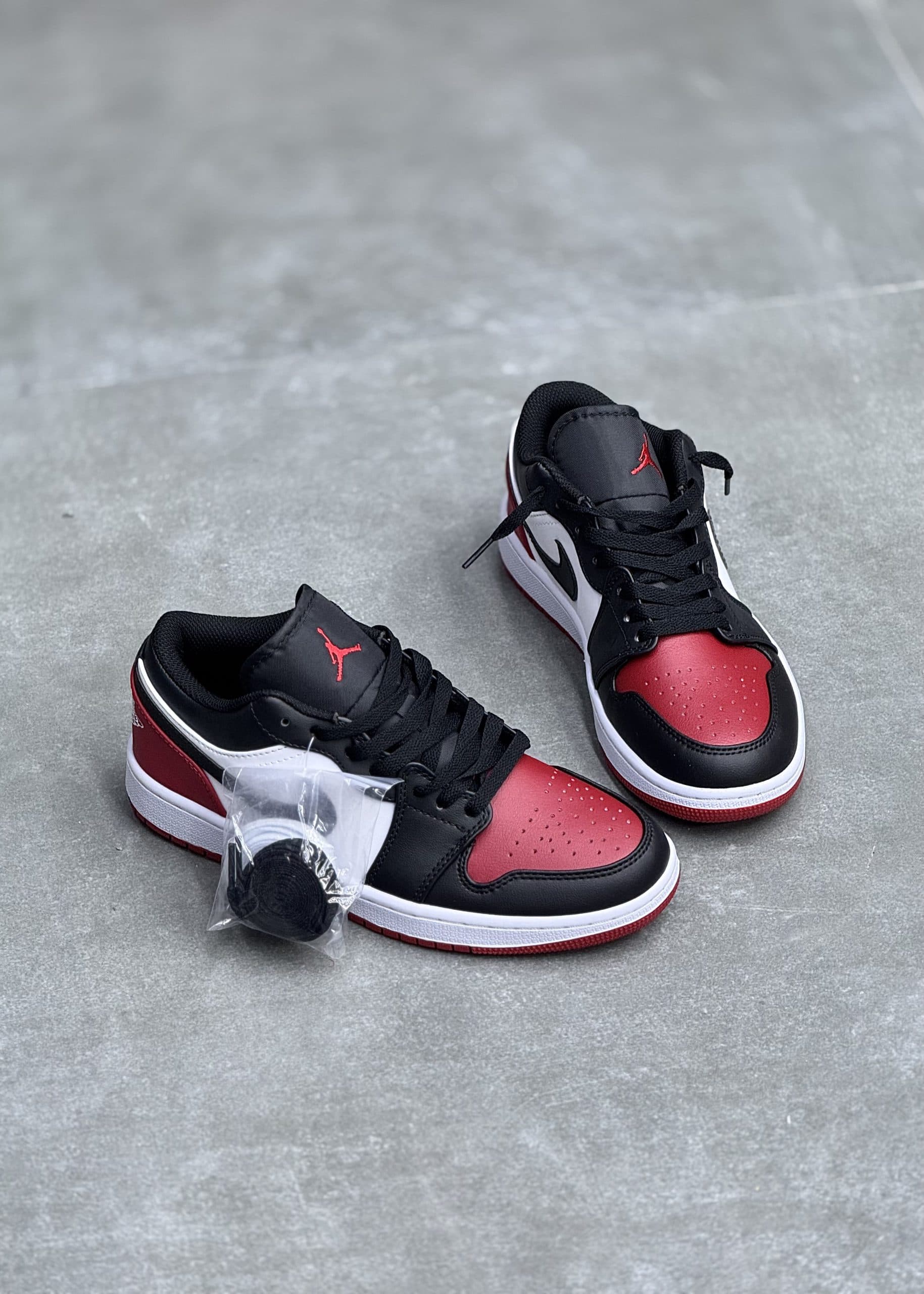نایک جردن وان مشکی قرمز | Jordan 1 Low BRED TOE — تصویر ۴