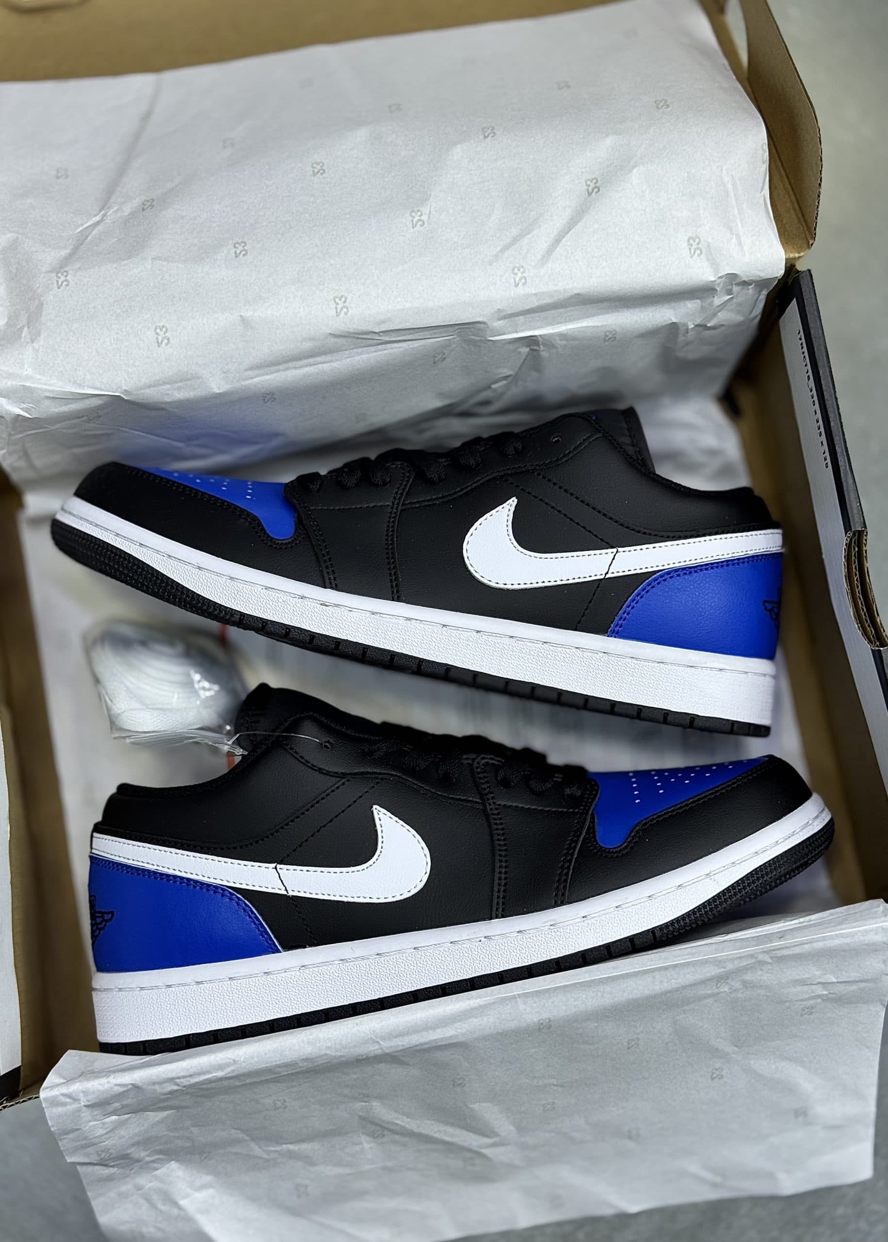 نایک جردن وان مشکی ابی |Jordan 1 Low WHITE BLACK BLUE — تصویر ۳
