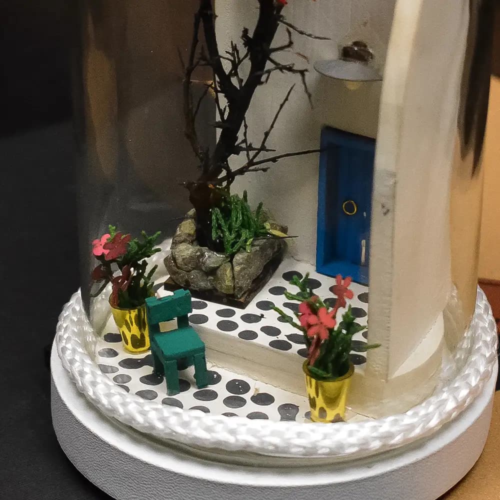 حباب دکوری چراغدار طرح خانه درب چوبی فصل پاییز مدل ۰۱۴ — تصویر ۳