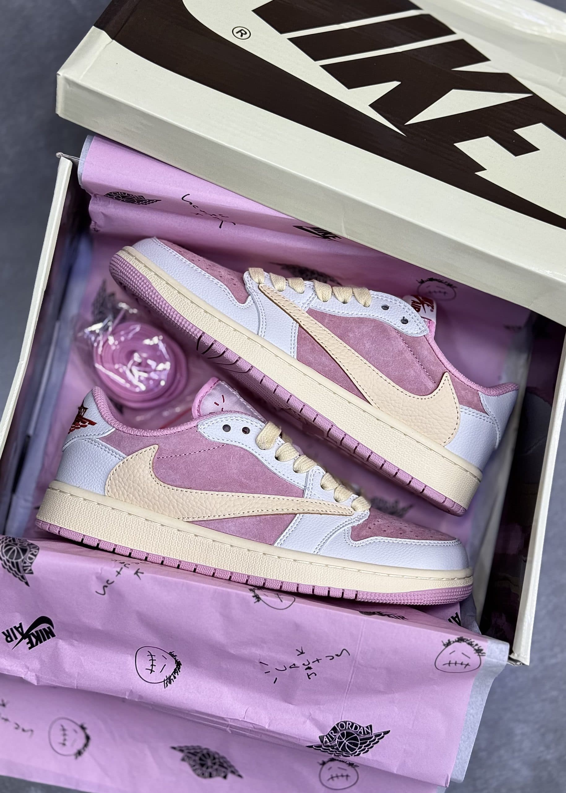 تراويس صورتیE PINKE | NIKE TRAVIS SCOTT — تصویر ۳
