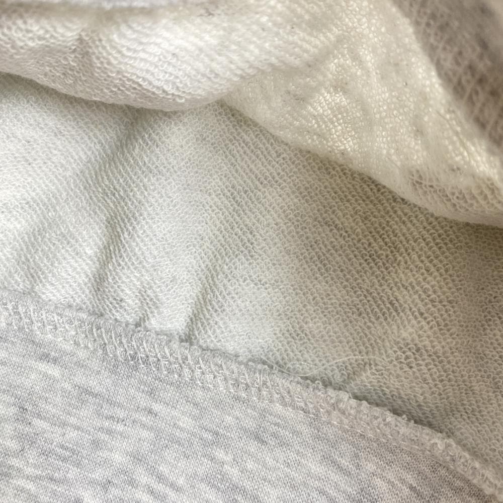 بلوز دورس دخترانه آستین بلند مچ دار طرح نوشته دار طوسی رنگ – 2 تا 4 سال — تصویر ۳