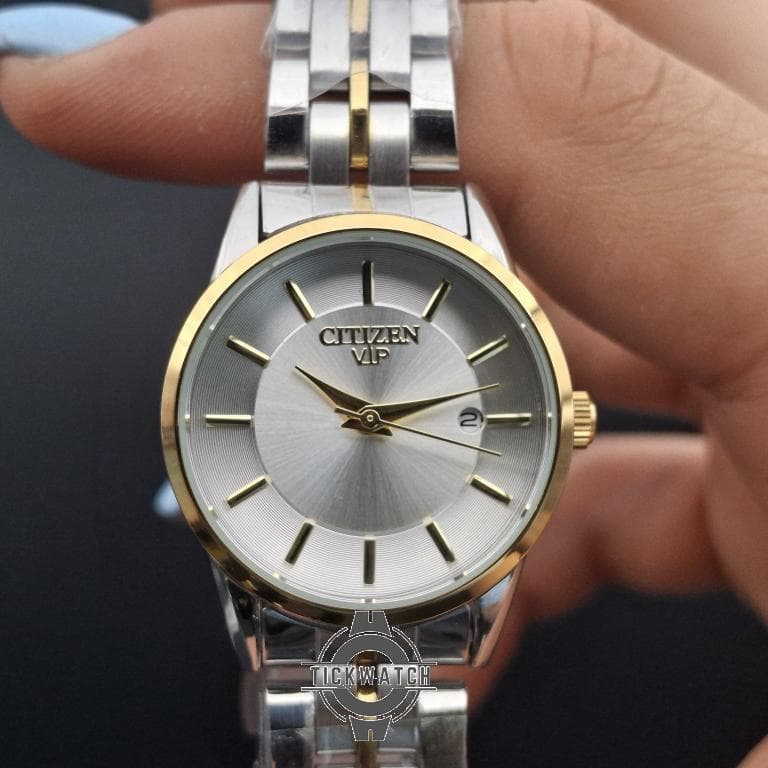 ساعت مچی زنانه سیتیزن وی ای پی صفحه نقره ای با بند استیل نقره ای طلایی CITIZEN VIP — تصویر ۴