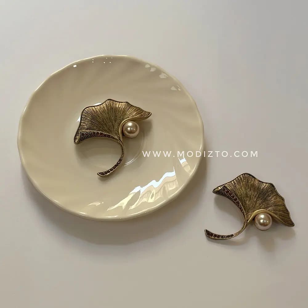 سنجاق سینه جواهری مدل برگ بادبزنی و مروارید — تصویر ۴