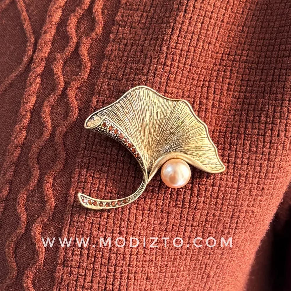 سنجاق سینه جواهری مدل برگ بادبزنی و مروارید — تصویر ۷