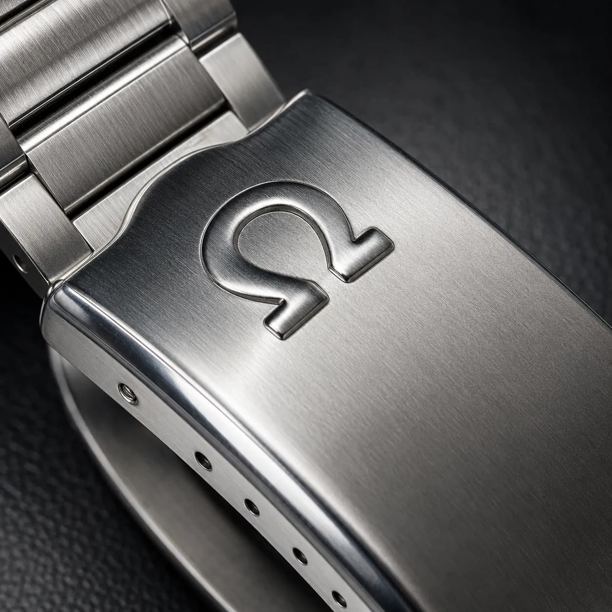 ساعت مچی مردانه امگا شرکتی Omega Seamaster صفحه صورتی موتور سویس اصلی — تصویر ۵
