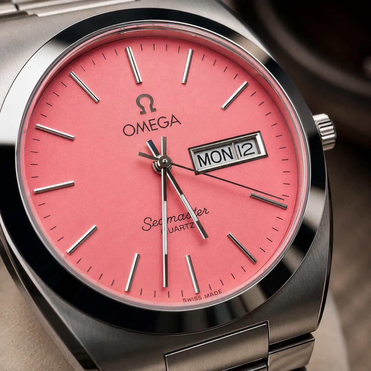 ساعت مچی مردانه امگا شرکتی Omega Seamaster صفحه صورتی موتور سویس اصلی — تصویر ۲