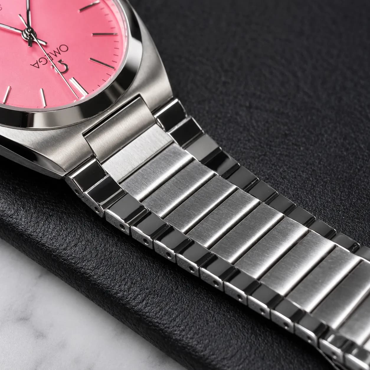 ساعت مچی مردانه امگا شرکتی Omega Seamaster صفحه صورتی موتور سویس اصلی — تصویر ۴