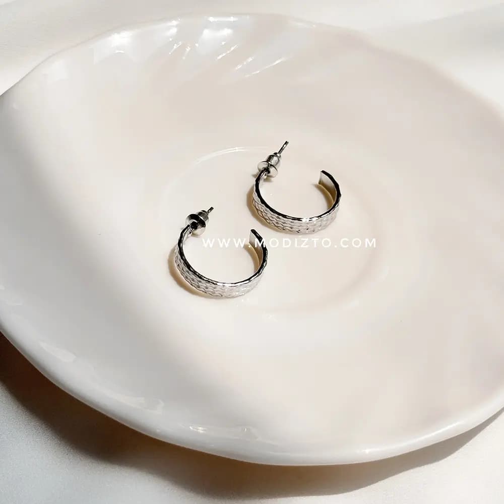 گوشواره میخی استیل مدل حلقه ای تراش دار — تصویر ۳