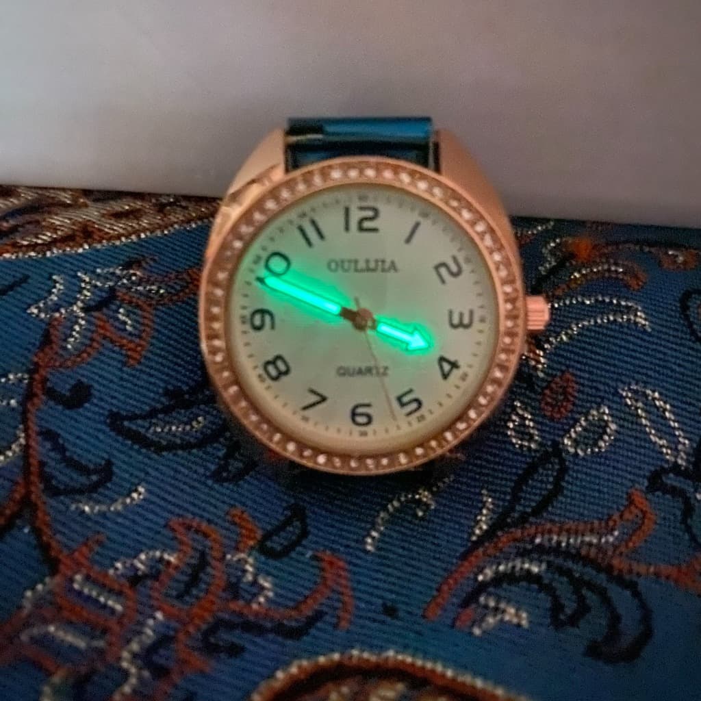 ساعت زنانه/دخترانه بند فلزی نگین دار برند oulijia — تصویر ۳