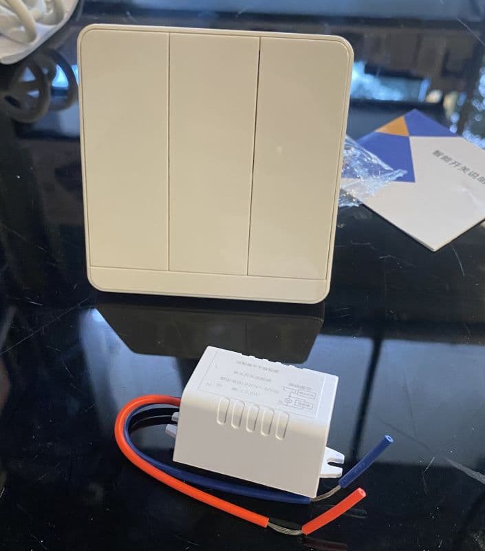 کلید دیواری سه‌کاناله تک‌سیم 220V با آداپتور – مدل سفید مدرن — تصویر ۴