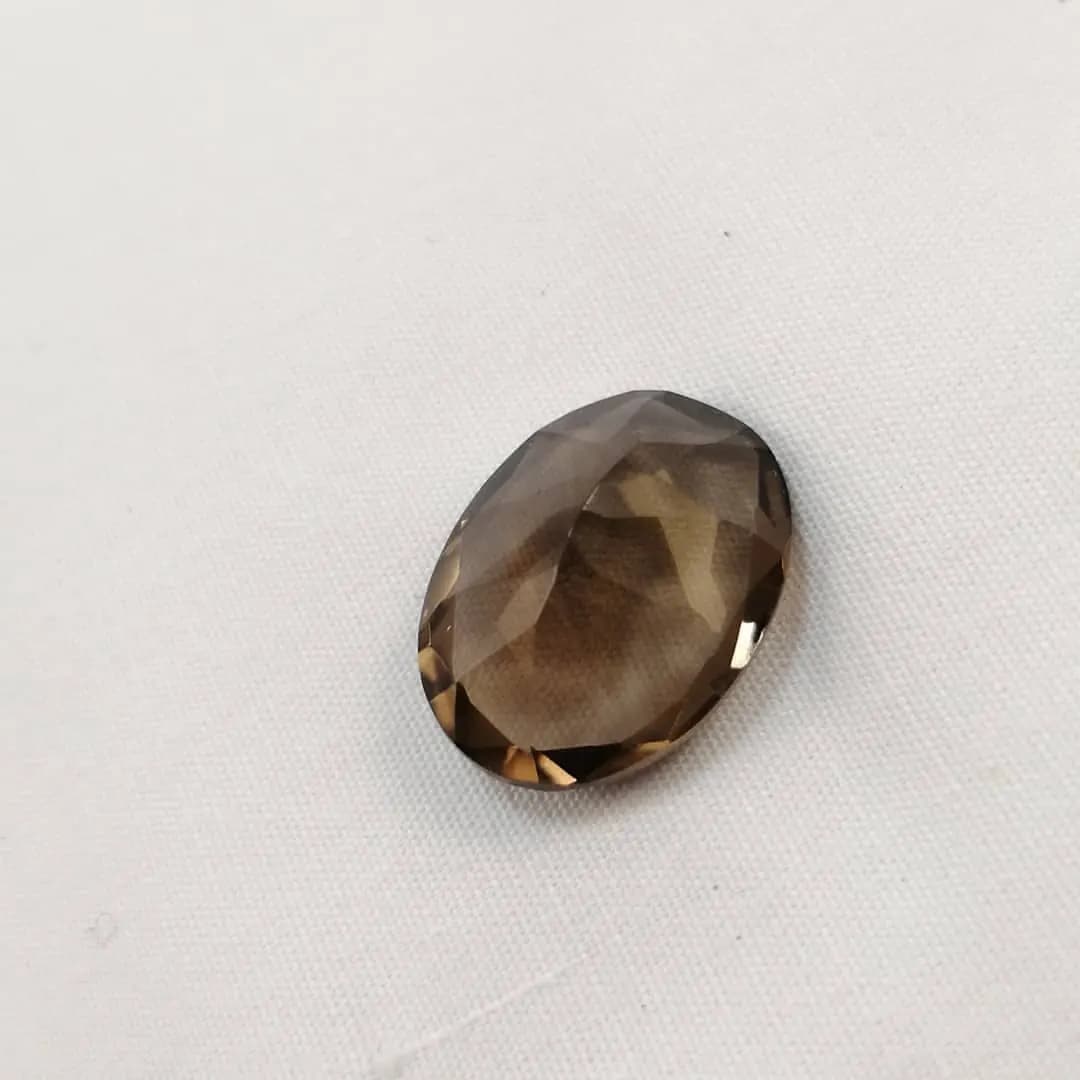نگین کوارتز دودی بیضی 8.1 قیراط — تصویر ۲