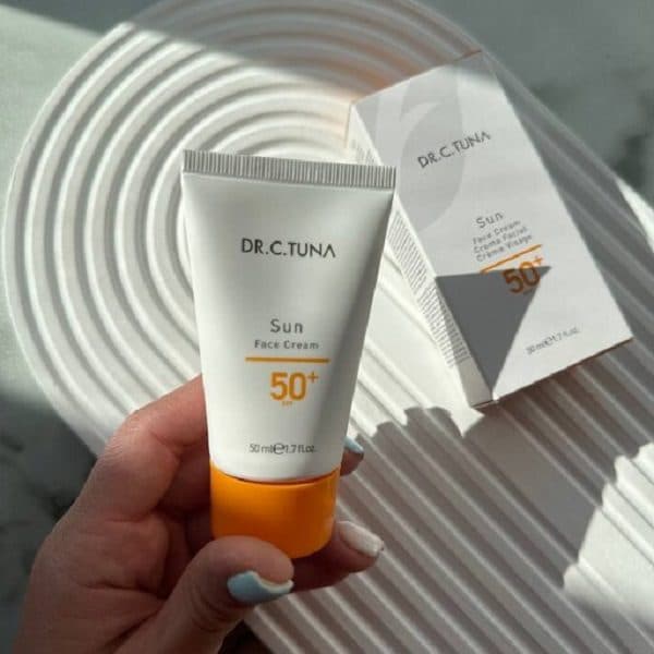 کرم ضد آفتاب بدون رنگ دکتر سی تونا SPF 50 مدل انواع پوست حجم 50 میلی‌لیتر — تصویر ۳