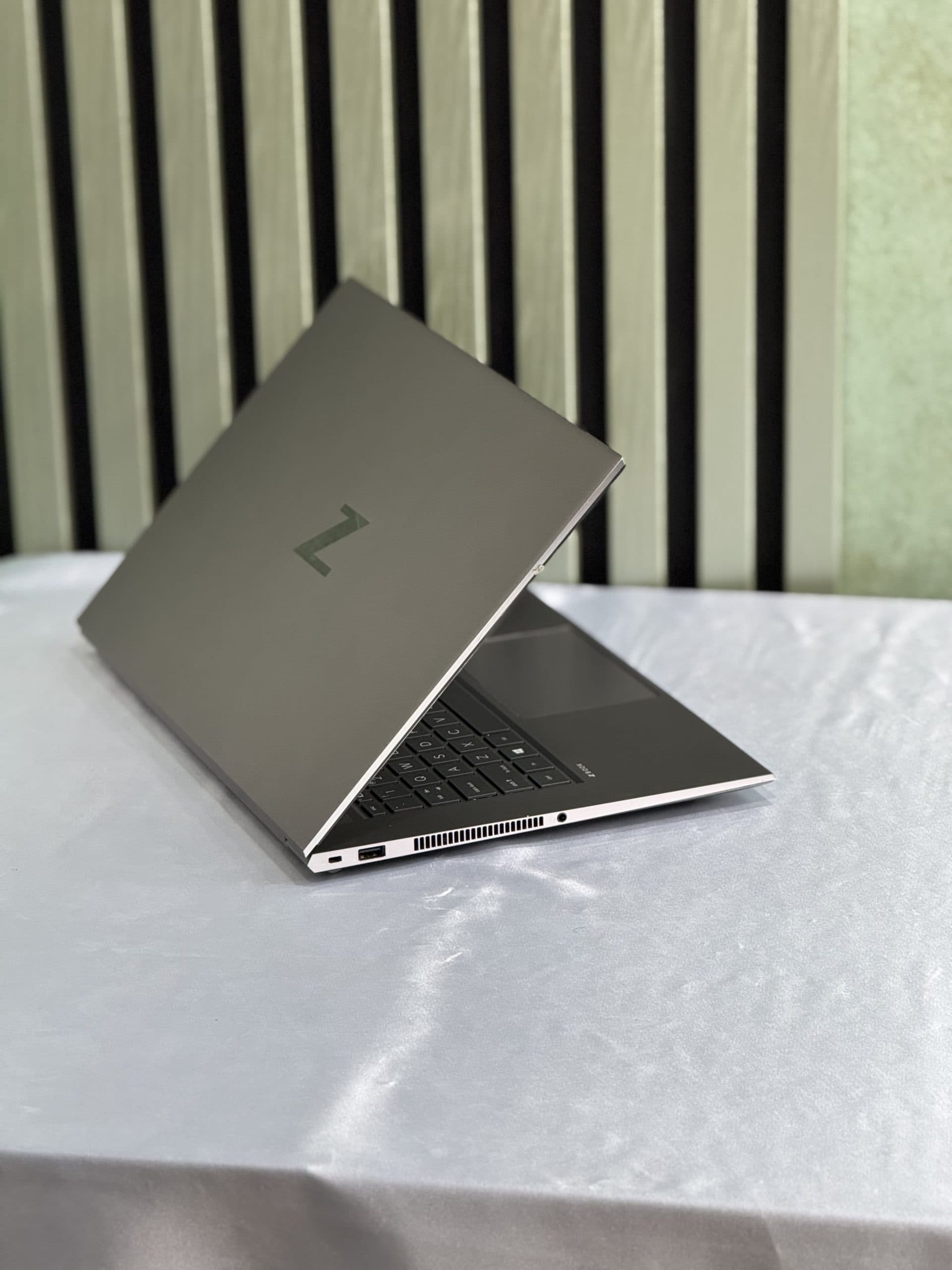 لپ تاپ اچ پیZBook Studio G7 مدل i7-10750H با ۳۲ گیگابایت رم و ۵۱۲ گیگابایت SSD اوپن باکس — تصویر ۷