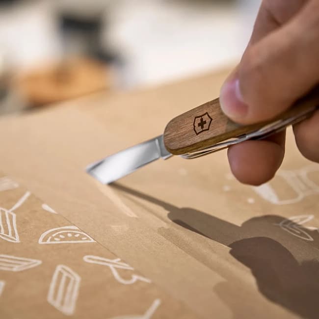 چاقوی ویکتورینوکس مدل Spartan Wood Swiss Army Knife کد 1.3601.63 — تصویر ۵