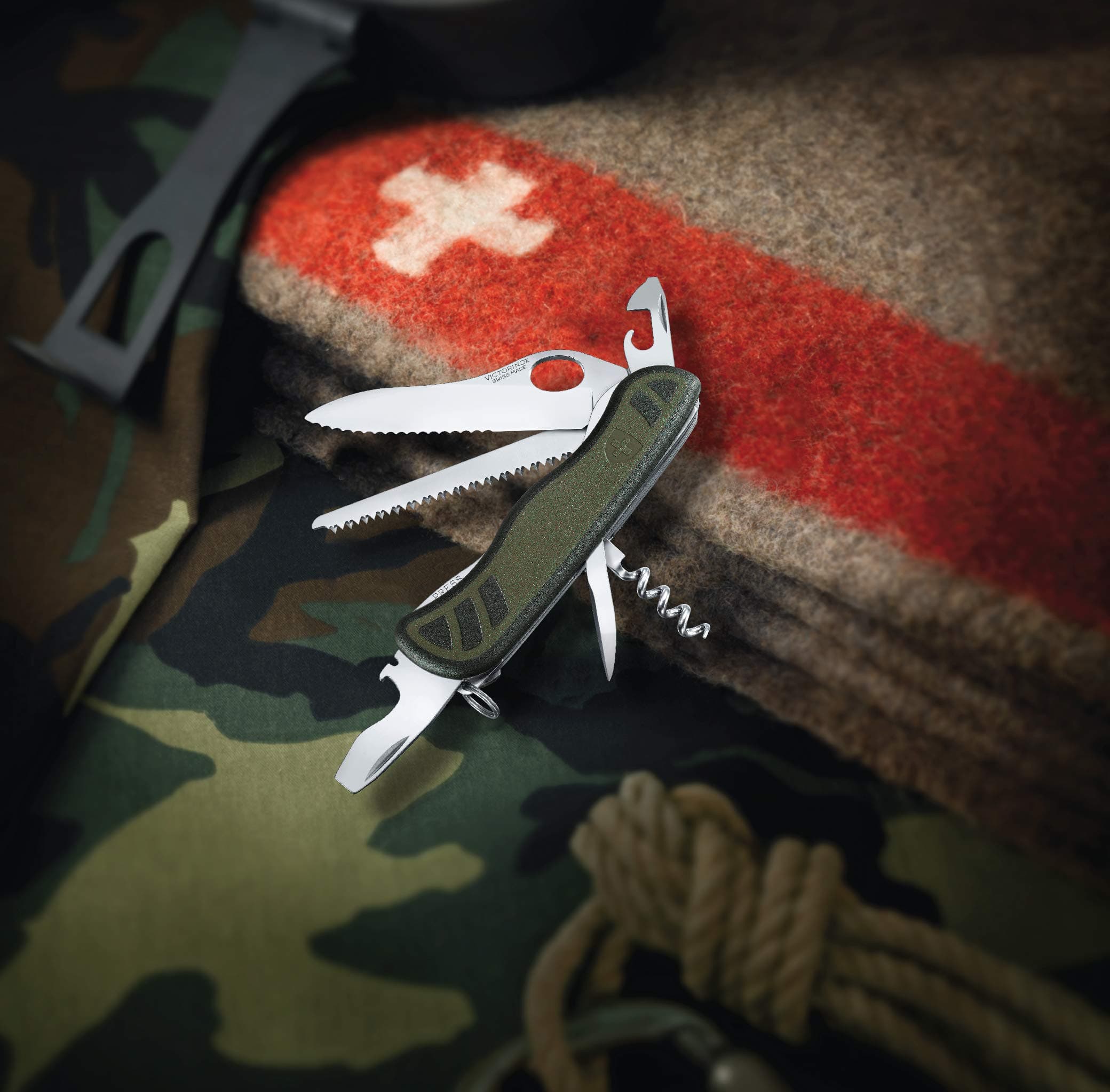 چاقوی ویکتورینوکس مدل Swiss Soldier’s knife 08, 111 mm, green/black کد 0.8461.MWCH — تصویر ۲