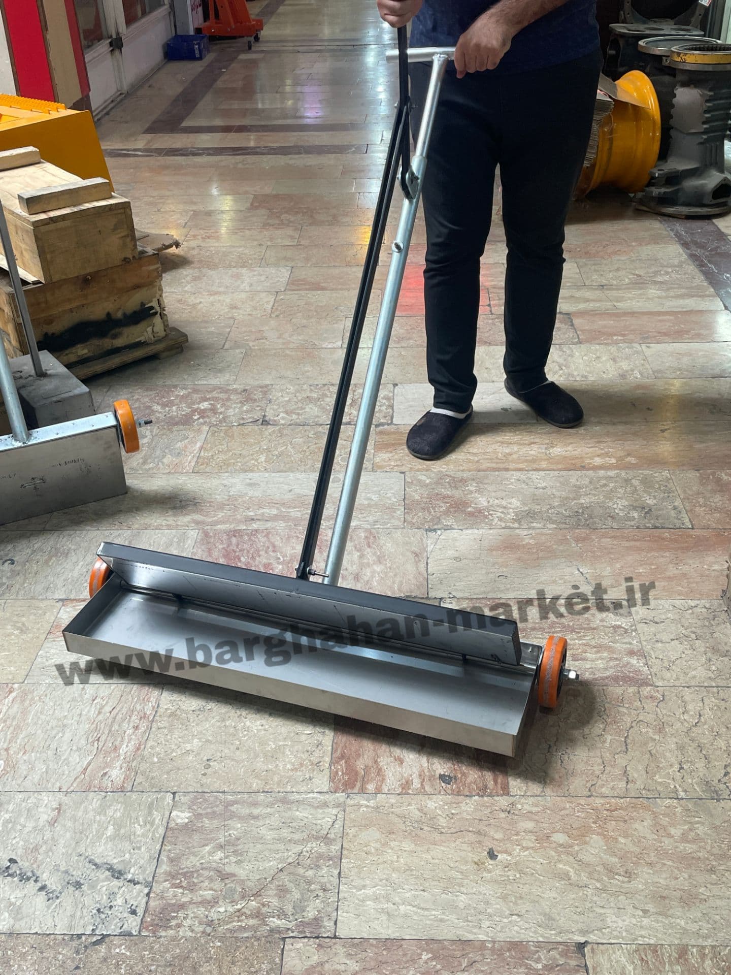 آهنربا جاروی مغناطیسی اهرمی چرخدار86x22x5سانتی متر یک عددی — تصویر ۲