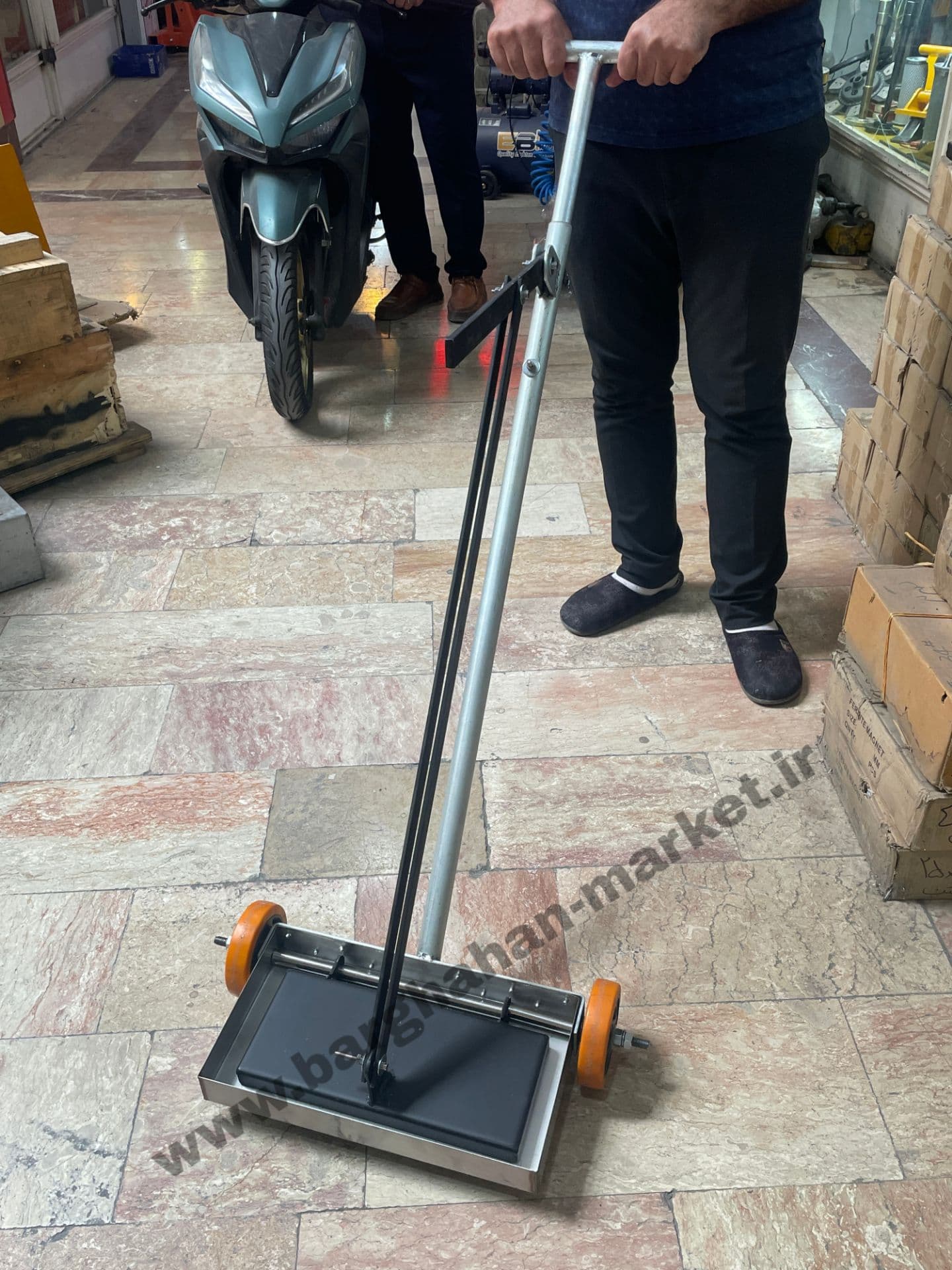 آهنربا جاروی مغناطیسی اهرمی چرخ دار41x22x5سانتی متر یک عددی