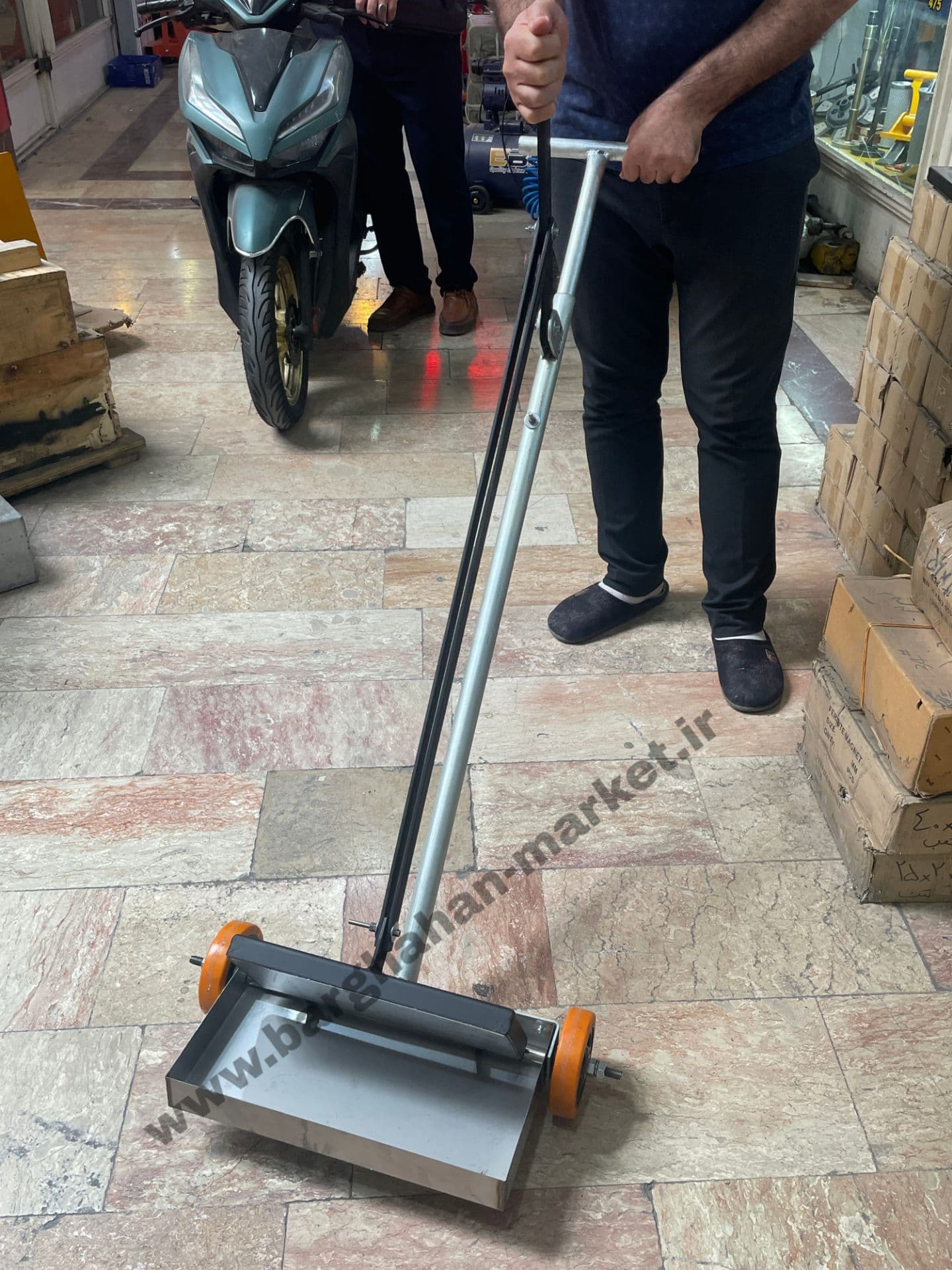 آهنربا جاروی مغناطیسی اهرمی چرخ دار41x22x5سانتی متر یک عددی — تصویر ۲