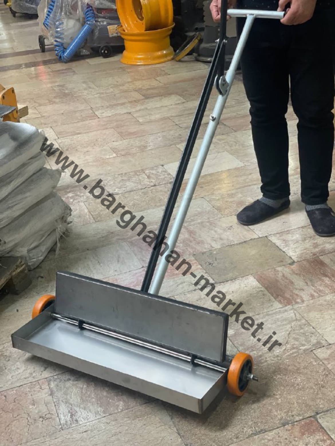 آهنربا جاروی مغناطیسی اهرمی چرخ دار 71x22x5 سانتی متر یک عددی — تصویر ۳
