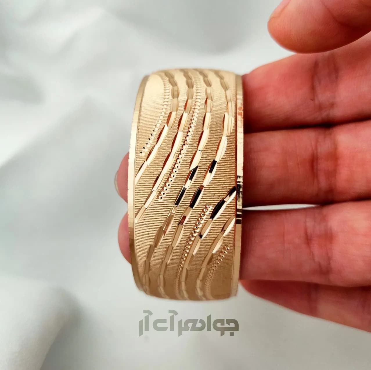 النگو تک پوش طلاروس طرح موج سایز زنانه پهنا 2/5 سانتیمتر — تصویر ۳