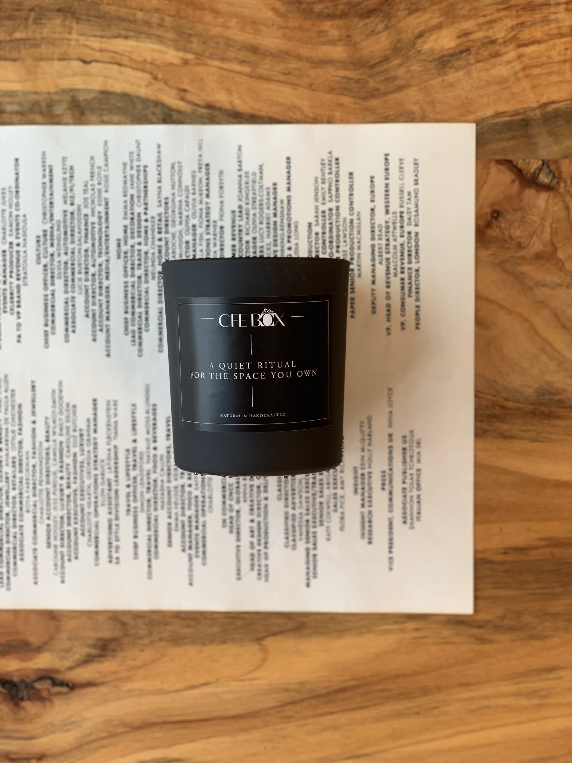 شمع معطر دست ساز وکس نارگیل CFEBOX | مدل شات مشکی مات — تصویر ۴
