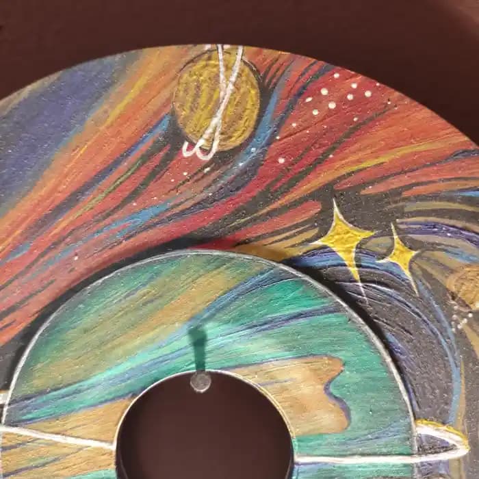 صفحه گرامافون دکوری نقاشی دست طرح گمشده در فضا — تصویر ۴