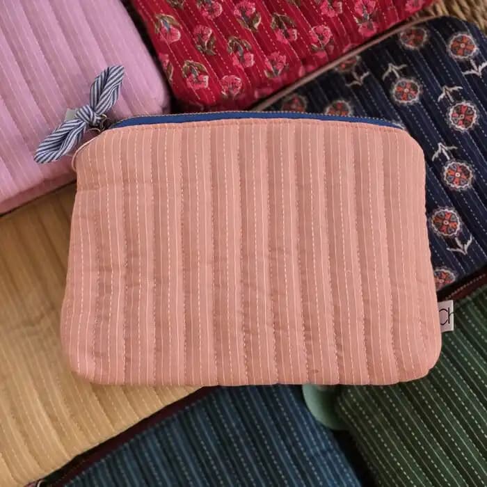 کیف لوازم آرایشی صورتی گلبهی طرح مینیمال