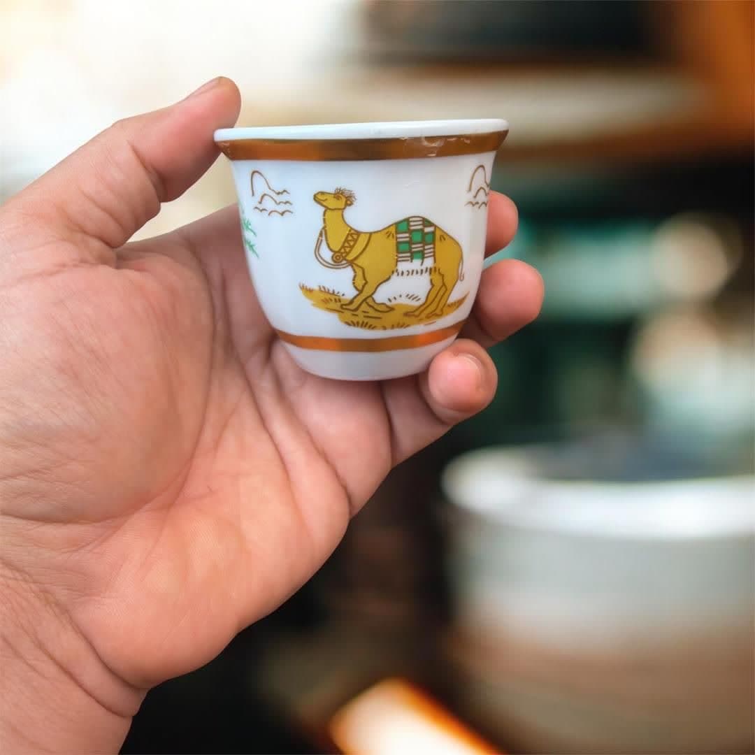 فنجان قهوه خوری چینی طرح سنتی شتر و نخل اصالت کویر و طعم سنت — تصویر ۲