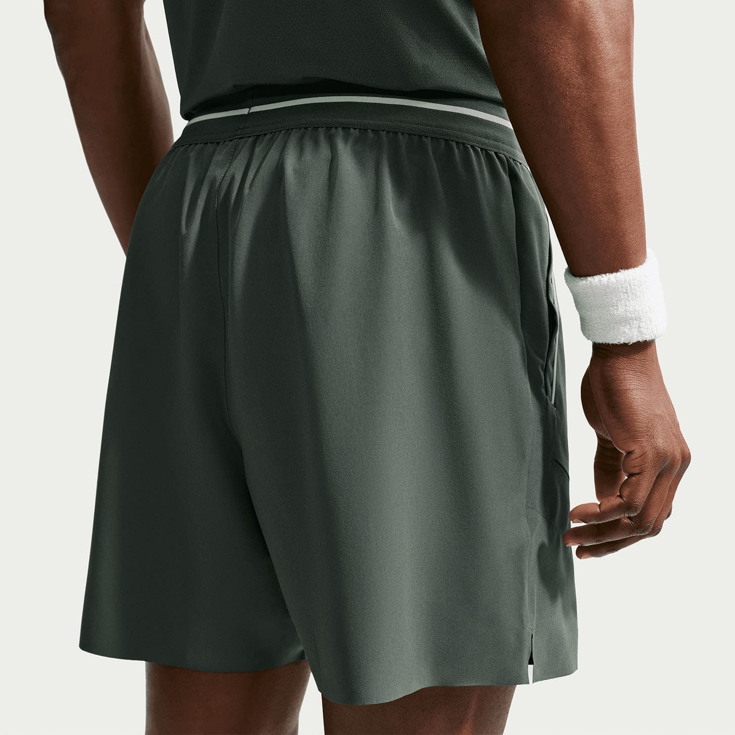 شلوارک تنیس مردانه نایک NikeCourt Advantage Dri-FIT 15 cm– سبز زیتونی — تصویر ۳