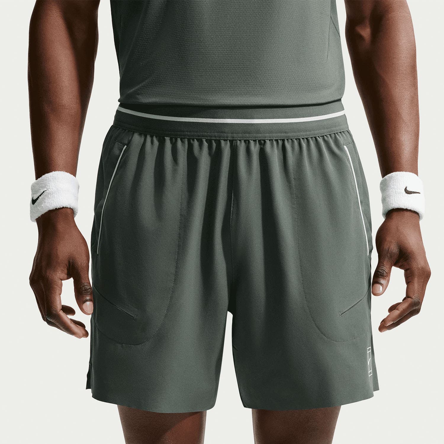شلوارک تنیس مردانه نایک NikeCourt Advantage Dri-FIT 15 cm– سبز زیتونی