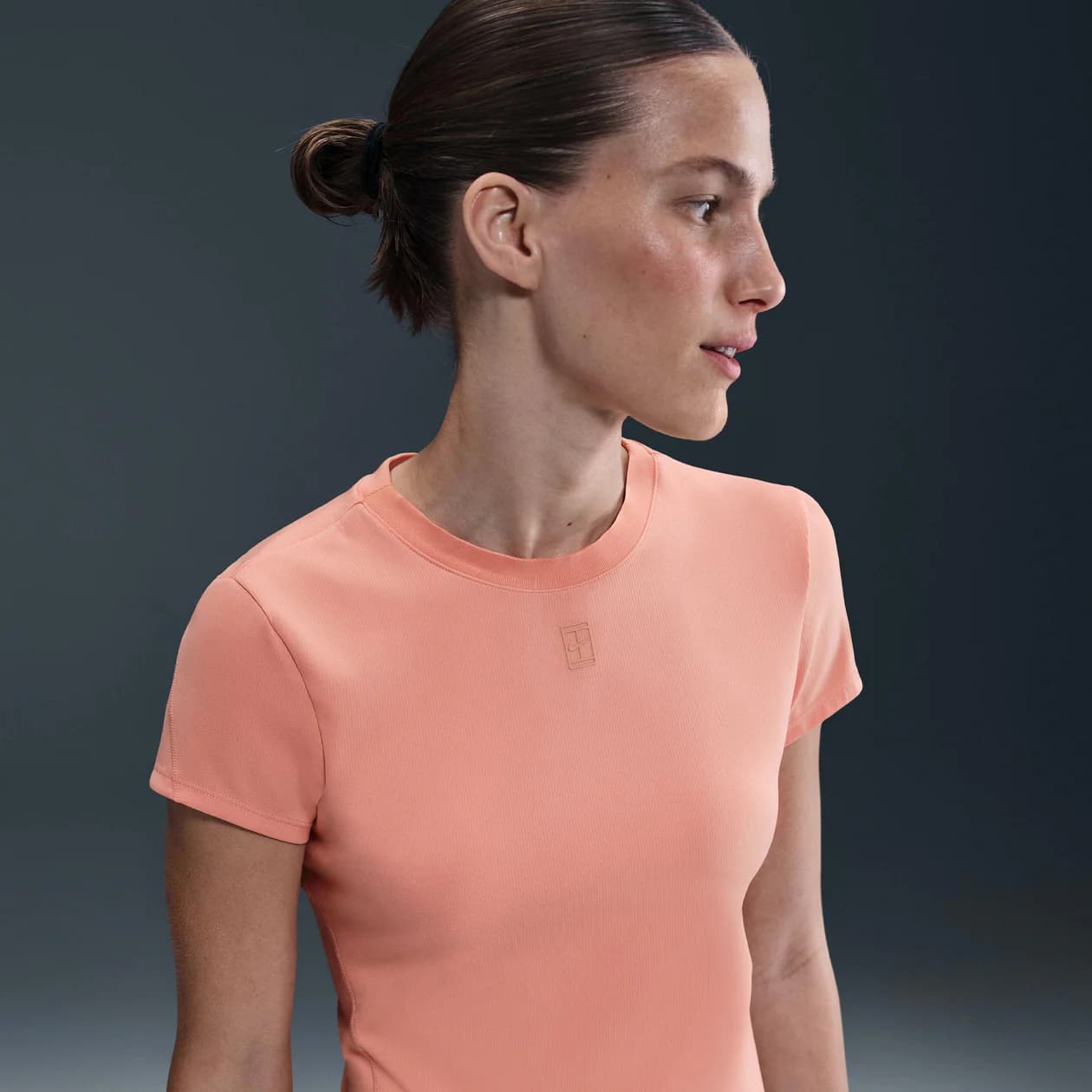 تی شرت تنیس زنانه نایک NikeCourt Advantage Dri-FIT – صورتی — تصویر ۲