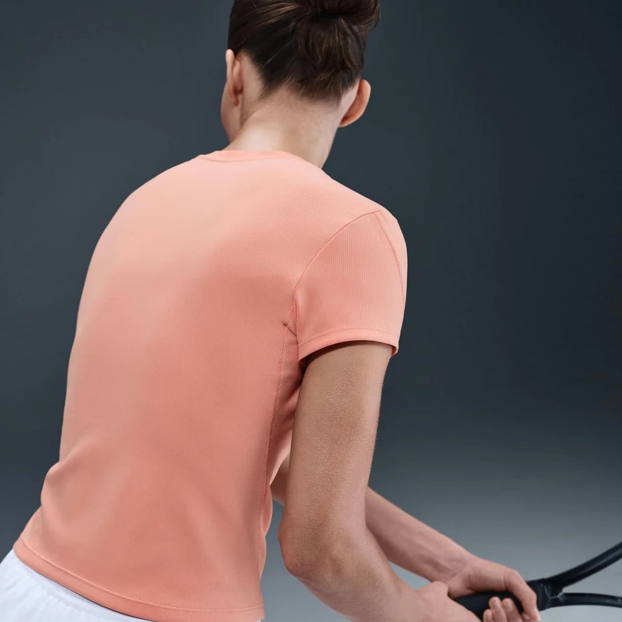 تی شرت تنیس زنانه نایک NikeCourt Advantage Dri-FIT – صورتی — تصویر ۴