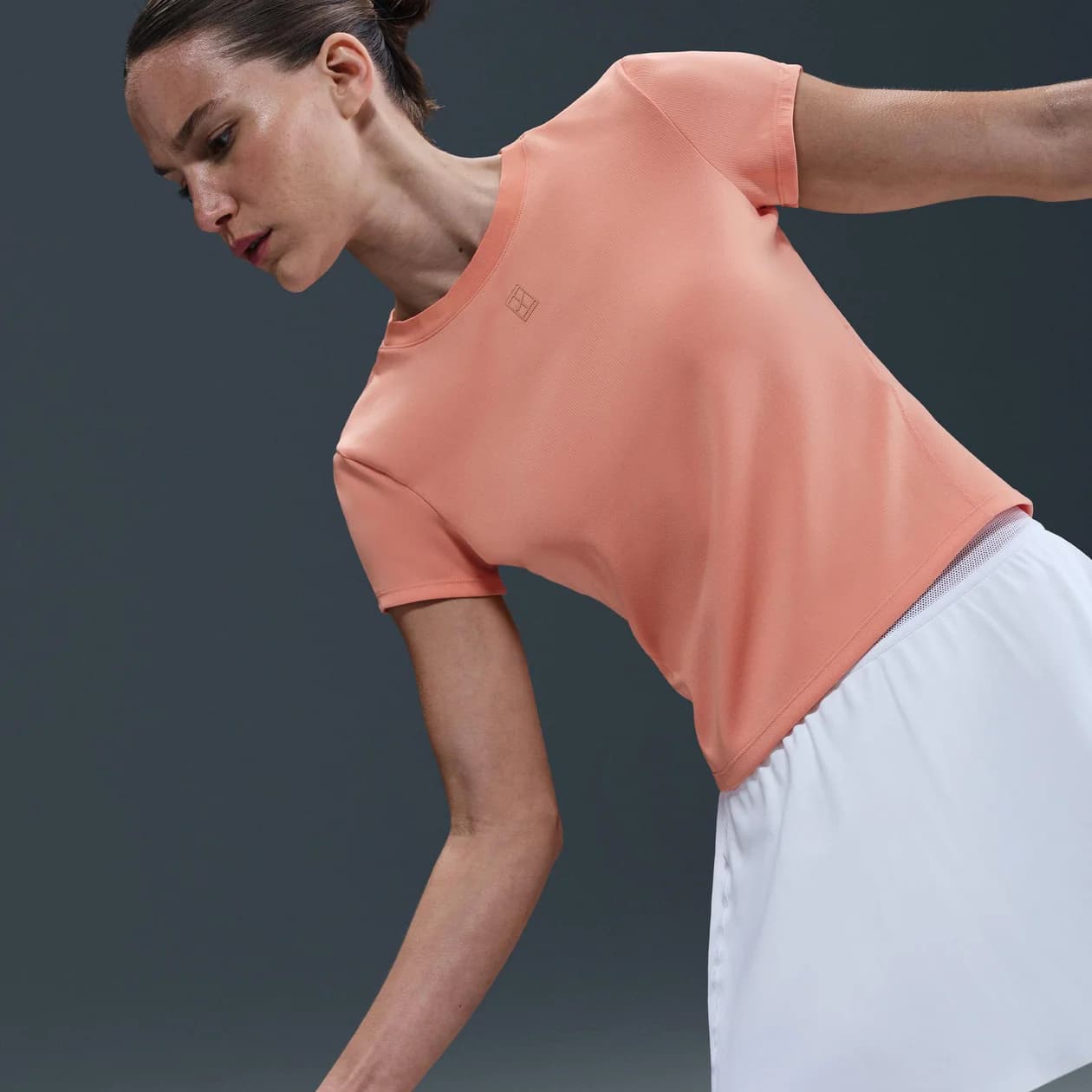 تی شرت تنیس زنانه نایک NikeCourt Advantage Dri-FIT – صورتی — تصویر ۳