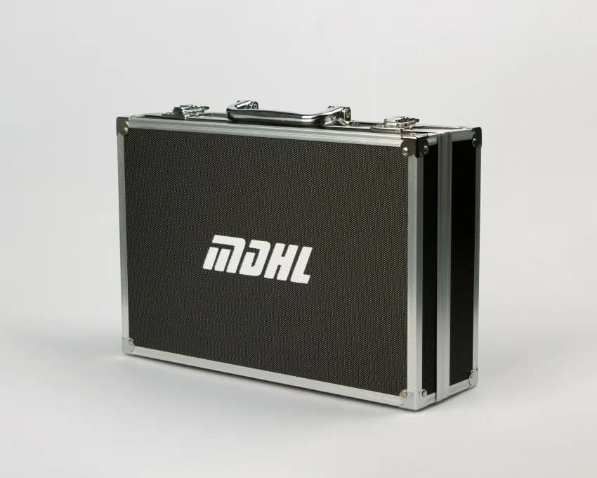ماساژور تفنگی حرفه ای کیف سامسونت دار ( گان ماساژ ) برند MDHL مدل 7003 — تصویر ۲