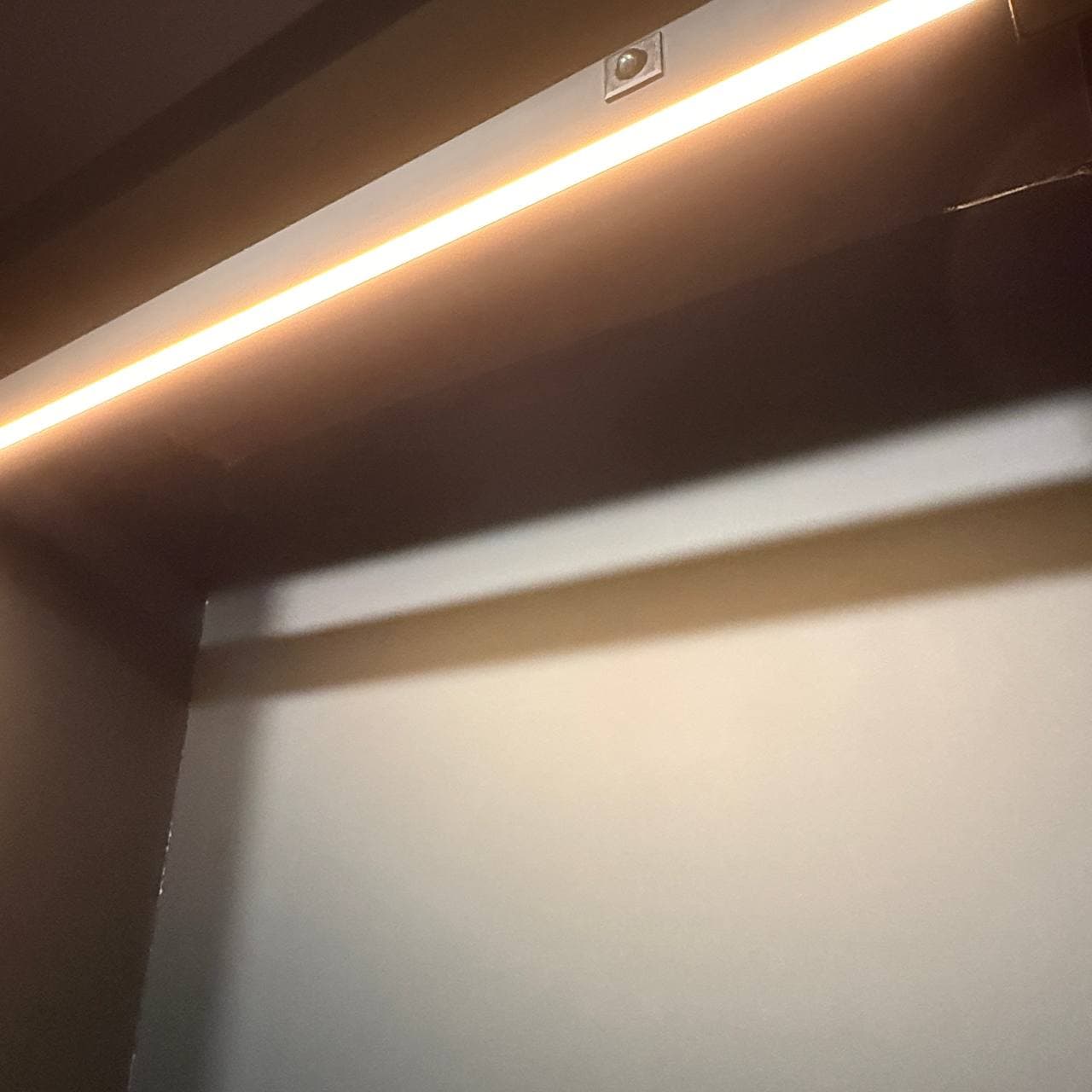 چراغ LED رگال لباس مستطیلی با سنسور سایز 900mm — تصویر ۲