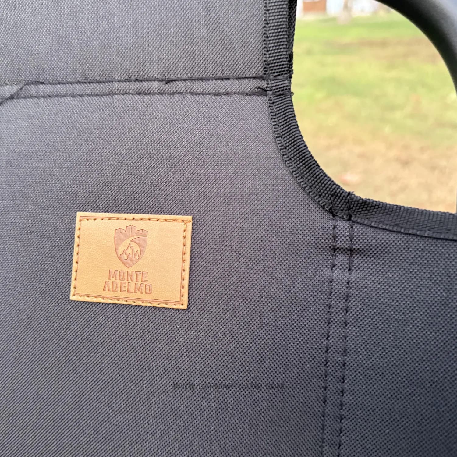 صندلی کمپینگ تاشو چوبی مونته آدلمو مدل کرمیت (Kermit Chair) با دسته‌های راش، نشیمن پهن و طراحی کلاسیک — تصویر ۱۰