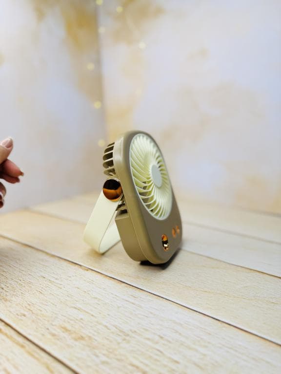 پنکه رو میزی استند دار مه پاش پینترستی چراغ دار FAN PORTABLE TABLE FAN HM-154کد 3279 — تصویر ۲
